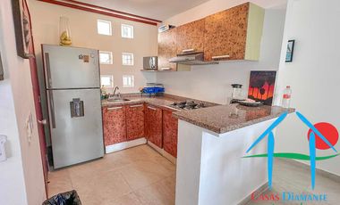 Casa con terraza privada con salida al jardín y alberca del condominio