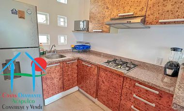 Casa con terraza privada con salida al jardín y alberca del condominio