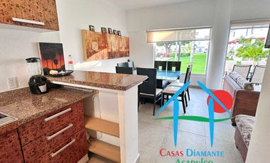 Casa con terraza privada con salida al jardín y alberca del condominio