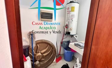 Casa con terraza privada con salida al jardín y alberca del condominio