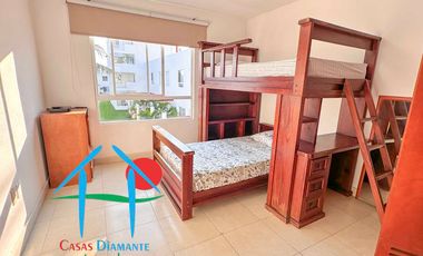 Casa con terraza privada con salida al jardín y alberca del condominio