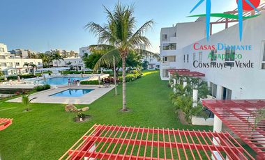 Casa con terraza privada con salida al jardín y alberca del condominio