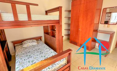 Casa con terraza privada con salida al jardín y alberca del condominio