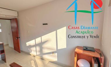 Casa con terraza privada con salida al jardín y alberca del condominio