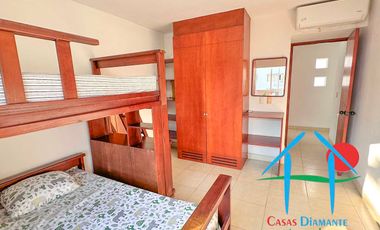 Casa con terraza privada con salida al jardín y alberca del condominio