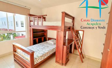 Casa con terraza privada con salida al jardín y alberca del condominio