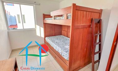 Casa con terraza privada con salida al jardín y alberca del condominio