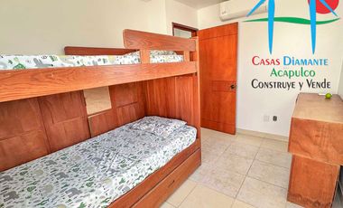 Casa con terraza privada con salida al jardín y alberca del condominio