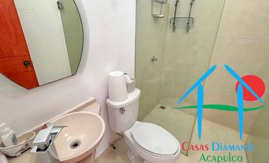 Casa con terraza privada con salida al jardín y alberca del condominio