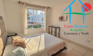 Casa con terraza privada con salida al jardín y alberca del condominio