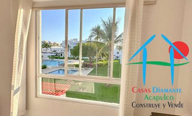 Casa con terraza privada con salida al jardín y alberca del condominio