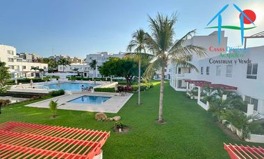 Casa con terraza privada con salida al jardín y alberca del condominio