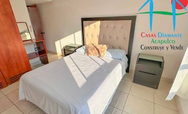 Casa con terraza privada con salida al jardín y alberca del condominio