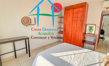 Casa con terraza privada con salida al jardín y alberca del condominio