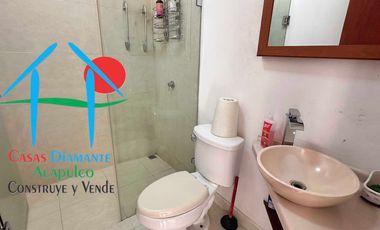 Casa con terraza privada con salida al jardín y alberca del condominio