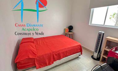 Casa con terraza privada con salida al jardín y alberca del condominio