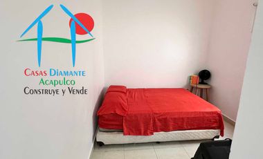 Casa con terraza privada con salida al jardín y alberca del condominio