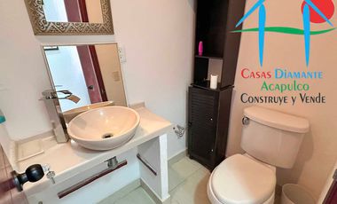 Casa con terraza privada con salida al jardín y alberca del condominio