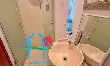 Casa con terraza privada con salida al jardín y alberca del condominio