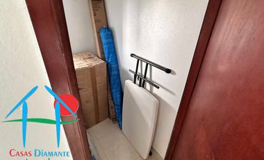 Casa con terraza privada con salida al jardín y alberca del condominio