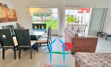 Casa con terraza privada con salida al jardín y alberca del condominio