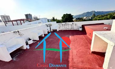 Casa con terraza privada con salida al jardín y alberca del condominio