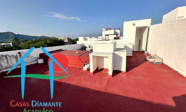 Casa con terraza privada con salida al jardín y alberca del condominio