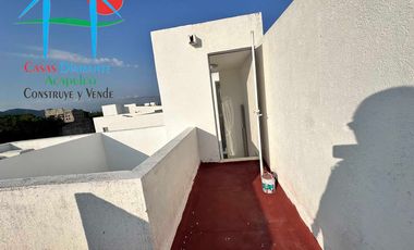 Casa con terraza privada con salida al jardín y alberca del condominio