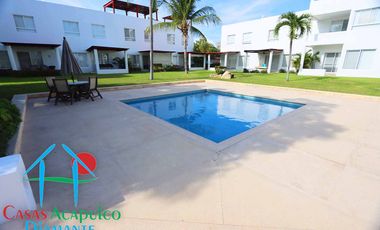 Casa con terraza privada con salida al jardín y alberca del condominio