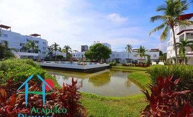 Casa con terraza privada con salida al jardín y alberca del condominio