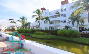 Casa con terraza privada con salida al jardín y alberca del condominio