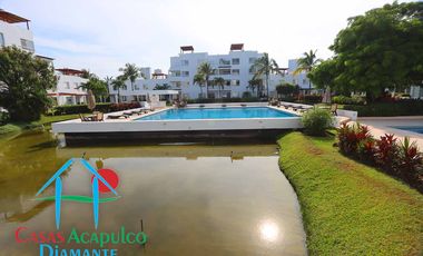 Casa con terraza privada con salida al jardín y alberca del condominio