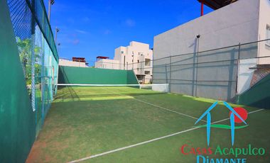 Casa con terraza privada con salida al jardín y alberca del condominio