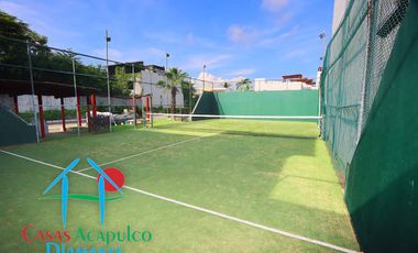 Casa con terraza privada con salida al jardín y alberca del condominio