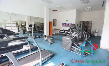 Casa con terraza privada con salida al jardín y alberca del condominio