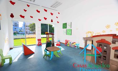 Casa con terraza privada con salida al jardín y alberca del condominio