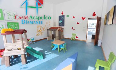 Casa con terraza privada con salida al jardín y alberca del condominio