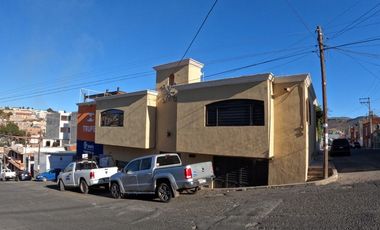 Casa con Locales Comerciales en Venta en Zacatecas, en Col. Lomas de la Pimienta