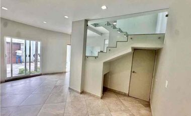 CASA SOLA EN RENTA EXCELENTE UBICACIÓN ALBERCA Jiutepec