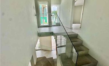 CASA SOLA EN RENTA EXCELENTE UBICACIÓN ALBERCA Jiutepec