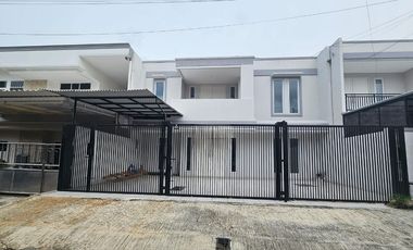 Disewakan Rumah 5 kamar tidur Bagus Baru Direnovasi Di Taman Modern di Cakung - Jakarta Timur