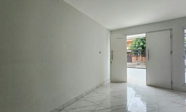 Disewakan Rumah 5 kamar tidur Bagus Baru Direnovasi Di Taman Modern di Cakung - Jakarta Timur