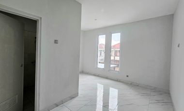 Disewakan Rumah 5 kamar tidur Bagus Baru Direnovasi Di Taman Modern di Cakung - Jakarta Timur