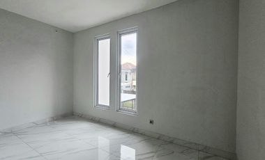 Disewakan Rumah 5 kamar tidur Bagus Baru Direnovasi Di Taman Modern di Cakung - Jakarta Timur