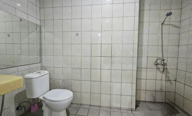 Disewakan Rumah 5 kamar tidur Bagus Baru Direnovasi Di Taman Modern di Cakung - Jakarta Timur