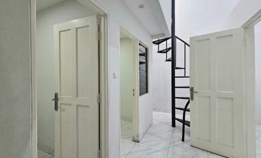 Disewakan Rumah 5 kamar tidur Bagus Baru Direnovasi Di Taman Modern di Cakung - Jakarta Timur