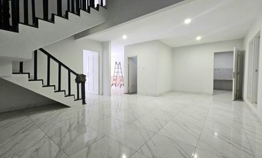 Disewakan Rumah 5 kamar tidur Bagus Baru Direnovasi Di Taman Modern di Cakung - Jakarta Timur