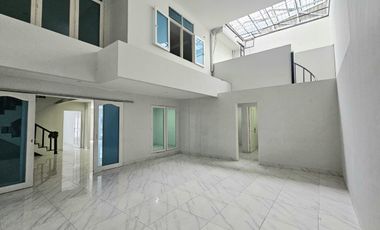 Disewakan Rumah 5 kamar tidur Bagus Baru Direnovasi Di Taman Modern di Cakung - Jakarta Timur