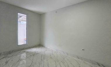 Disewakan Rumah 5 kamar tidur Bagus Baru Direnovasi Di Taman Modern di Cakung - Jakarta Timur