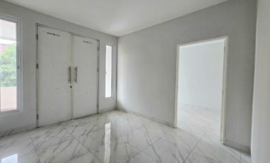 Disewakan Rumah 5 kamar tidur Bagus Baru Direnovasi Di Taman Modern di Cakung - Jakarta Timur